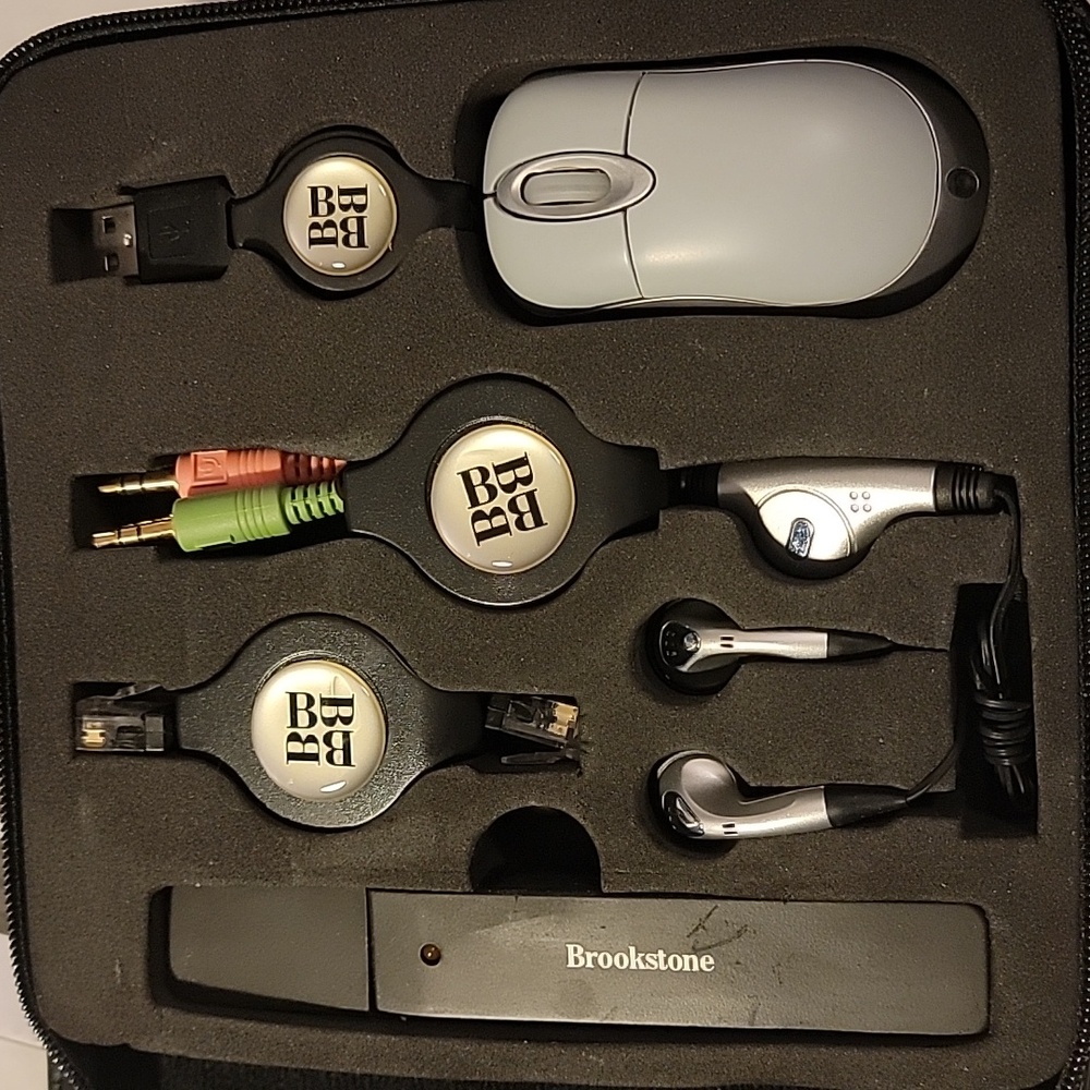 Brookstone LAPTOP Essentials Kit - Picture 3 of 7